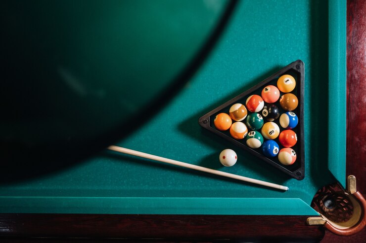 Biljarttafel met groen oppervlak en ballen in de biljartclub. Poolspel.