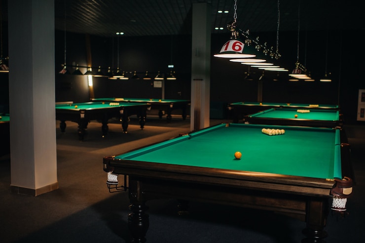 Biljarttafel met groen oppervlak en ballen in de biljartclub
