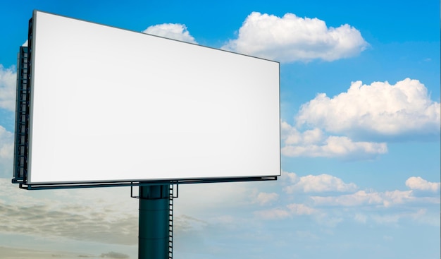 Рекламный щит макет с голубым небом