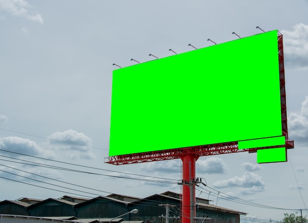 Billboard blanco en blauwe hemel, kopieer ruimte op groen scherm