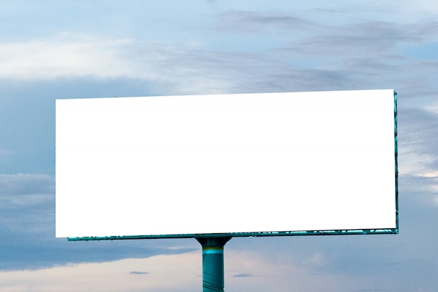 Foto spazio in bianco del tabellone per le affissioni e cielo blu, spazio della copia sullo schermo bianco