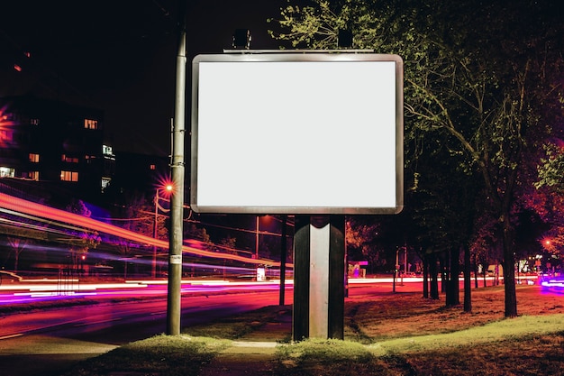 Foto cartellone vuoto per pubblicità esterna con scia luminosa sullo sfondo