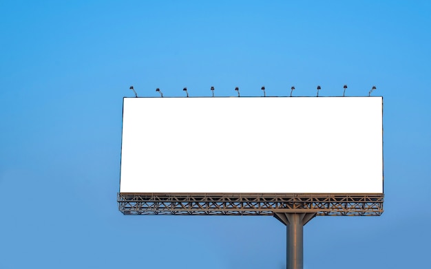 Tabellone per le affissioni in bianco con cielo blu per il manifesto pubblicitario esterno