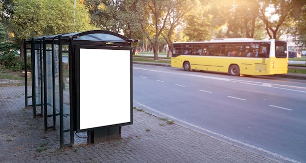 Foto cartellone presso la fermata dell'autobus