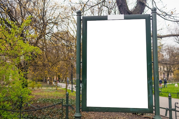 Billboard canvas mockup op stadsachtergrond mooi weer foto van hoge kwaliteit