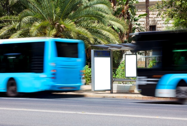 Foto cartellone in centro città con bus in movimento