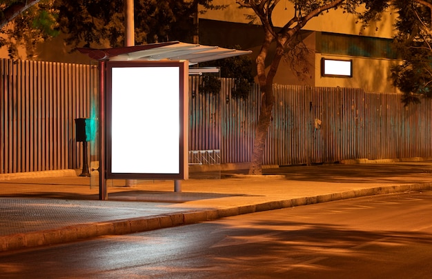 Billboard met licht in het centrum van de stad 's nachts