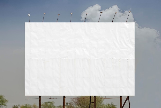 Billboard Mockup Een groot uithangbord langs de weg voor buitenreclame