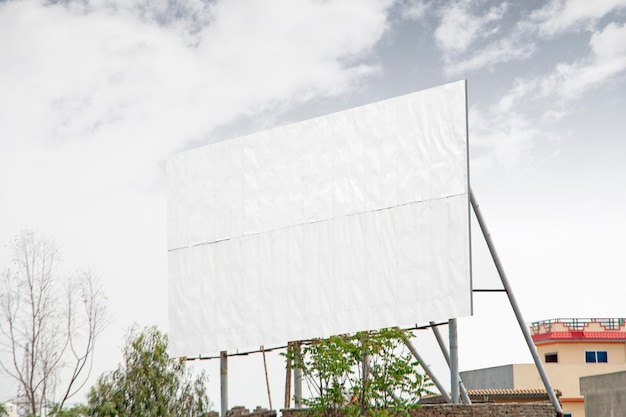 Foto billboard mockup een groot uithangbord langs de weg voor buitenreclame