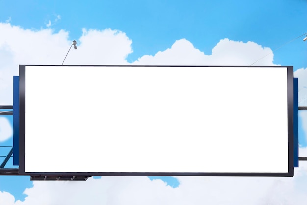 Рекламный щит макет небо и облака фон