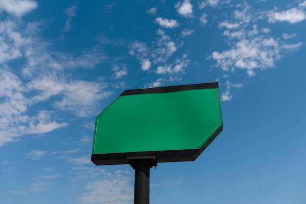 Billboard witte blanco met ruimte om uw eigen tekst toe te voegen Achtergrond met witte wolk en blauwe lucht voor buitenreclamebanners met uitknippad