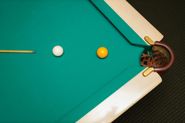 Foto billiard accessoires ballen en cue op een biljarttafel