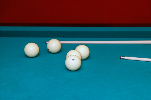 Photo billiard balls and cue on pool table for russian billiards