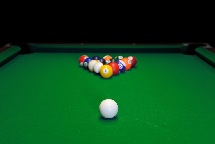 Photo billiard balls in a green pool table