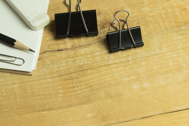 Foto binder clip e oggetto ufficio su legno bianco
