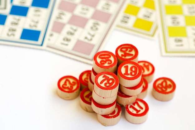 Bingokaarten (Tombola / lotto) en met nummers geïsoleerd