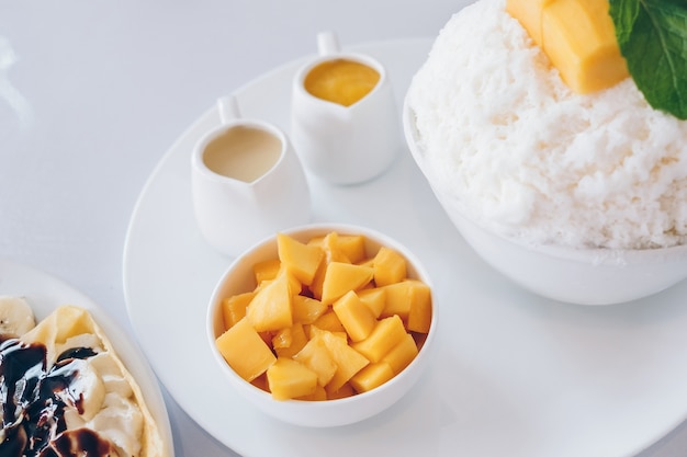 Mango bingsu e dessert di ghiaccio tritati con mango