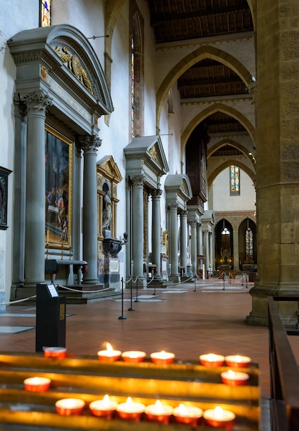 Binnen Basiliek Di Santa Croce in Florence Italië