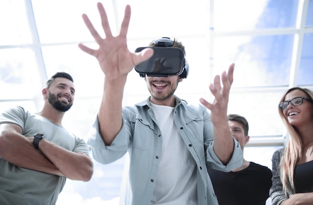 Binnen close-up shot van mannen met een virtual reality-bril