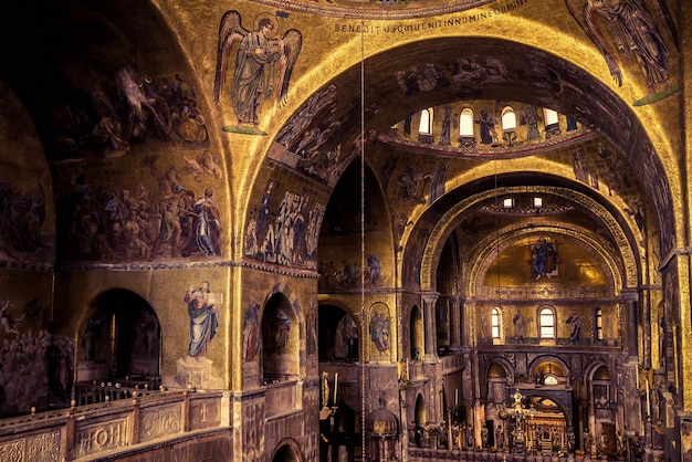 Foto binnen de oude basiliek van san marco of san marco is het een toporiëntatiepunt van venetië, italië