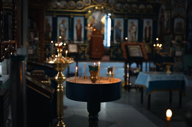 Binnen een orthodoxe kerk. Geloof in God.