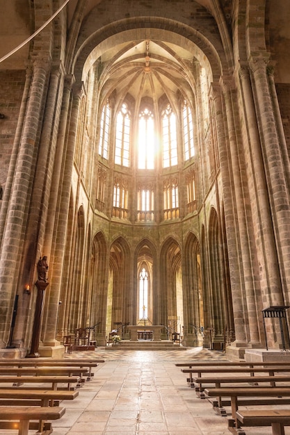 Binnen in de abdijkerk van mont saint-michel, departement manche, regio normandië, frankrijk