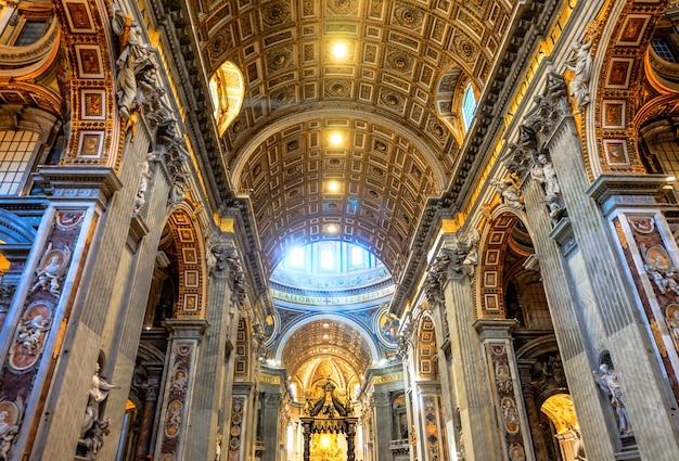 Binnen in de sint-pietersbasiliek vaticaan april 2016