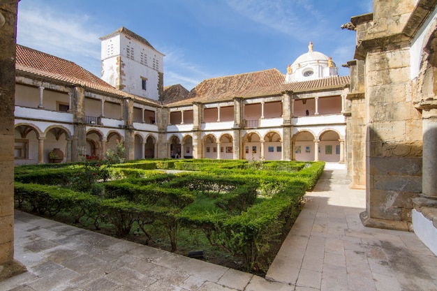 Binnen mening van het mooie historische museum van Faro, Portugal.