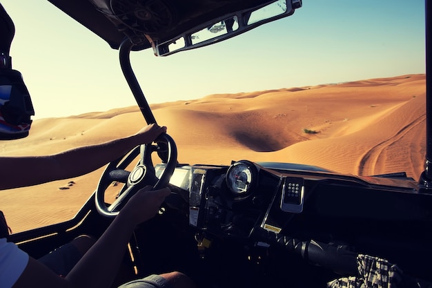 Foto binnen quad-voertuig met fouten in woestijn