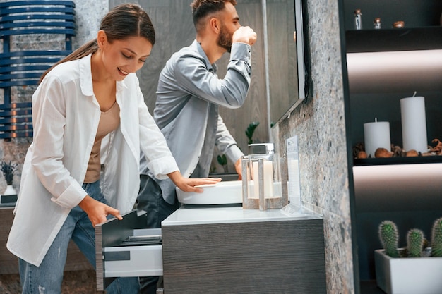 Binnen samen vrouw en man zijn in de winkel met goederen voor in huis