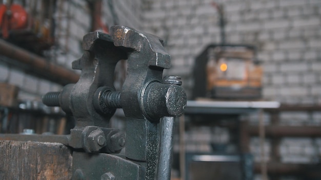 Binnen smeedwerkplaats - stalen bankschroef, close-up weergave