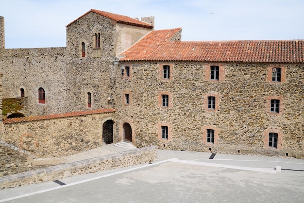 Binnen vierkante wallen van het middeleeuwse kasteel in Collioure stad frankrijk