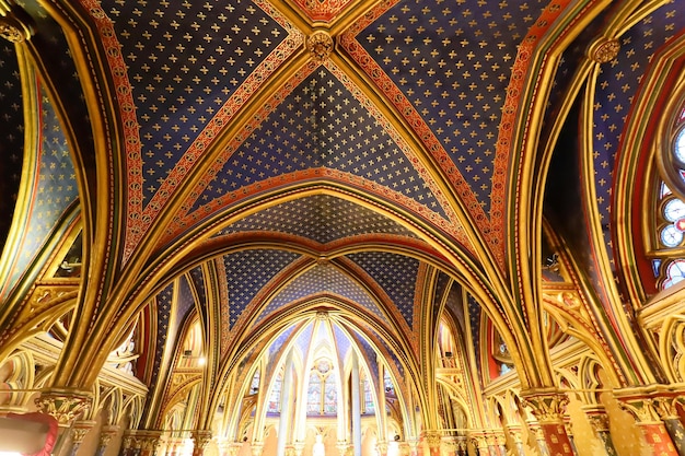 Binnenaanzicht van de Heilige Kapel Sainte Chapelle in Parijs Frankrijk Gotische koninklijke middeleeuwse kerk gelegen in het centrum van Parijs