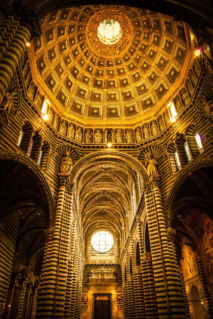 Binnenaanzicht van de kathedraal van Siena