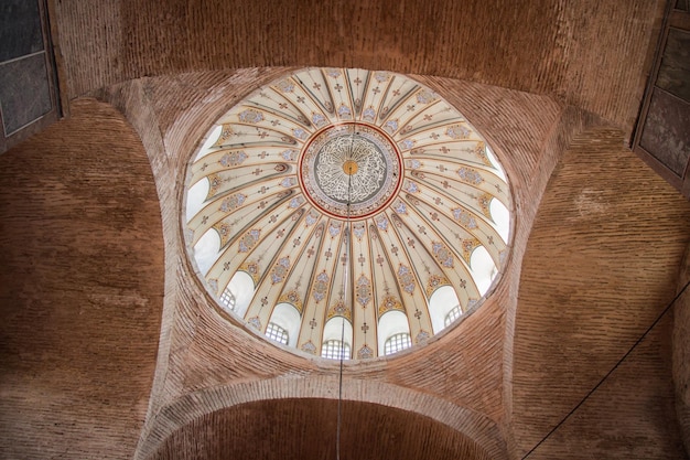 Binnenaanzicht van de koepel in de Ottomaanse architectuur in Istanboel, Turkije