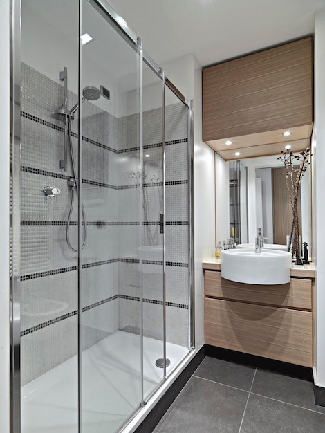 Binnenaanzicht van een moderne badkamer met glazen douchecabine