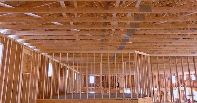 Binnenaanzicht van houten balkenkader in aanbouw op nieuw houten gebouw