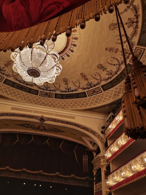 Foto binnenaanzicht van koninklijke doos van alexandria theater rood gouden details rijen prestatie kroonluchter rijen
