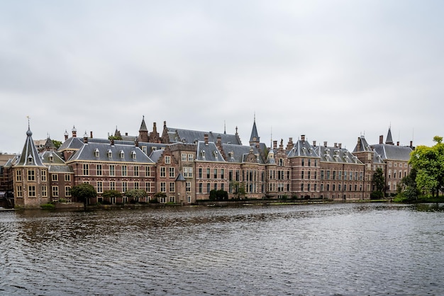 Photo binnenhof by hofvijver lake against cloudy sky