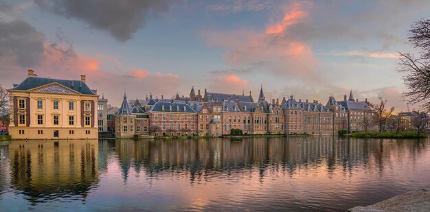 Photo binnenhof castle dutch parliament cityscape downtown skyline of hague in netherlands