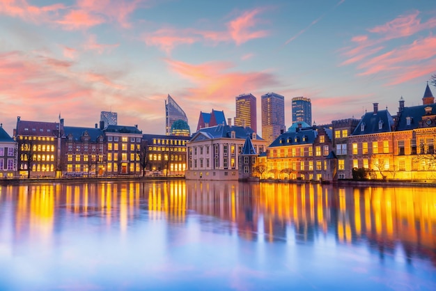 Binnenhof kasteel of Nederlands Parlement stadsbeeld centrum skyline van Den Haag in Nederland