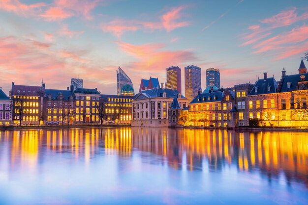 Foto binnenhof kasteel of nederlandse parlement stadsgezicht skyline van de binnenstad van den haag in nederland bij schemering