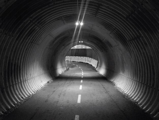 Binnenkant van verlichte tunnel