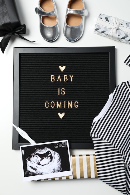 Foto binnenkort babyconcept met letterbord