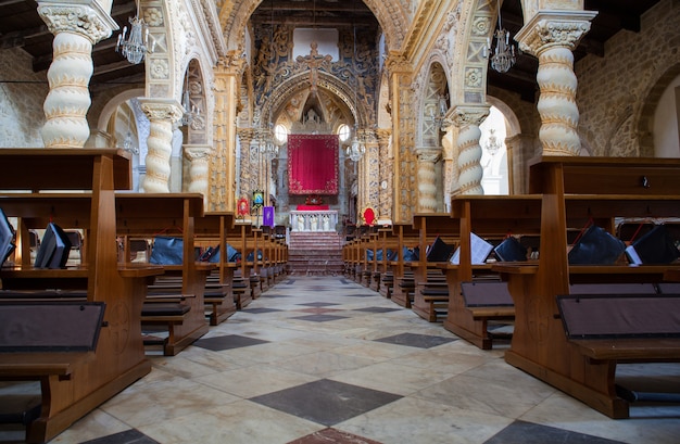 Binnenland van de basiliek van san leone, assoro