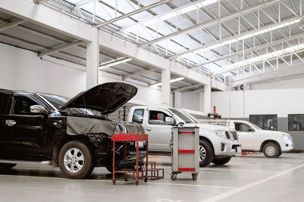 Binnenland van een autoreparatie in garagedienstpost