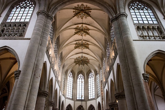 Binnenland van hoofdkerk in Breda, Nederland