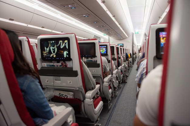 Foto binnenland van vliegtuigvlucht met passagiers op zetels