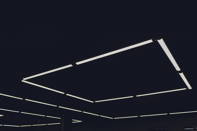 Binnenlands modern licht in winkelcentrum futuristisch plafond met verlichting.