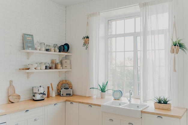 Binnenlandse familie keuken Helder verlichte Scandinavische keuken interieur met raam Modern appartement